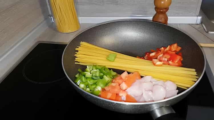 Para preparar pasta, prepare los ingredientes.