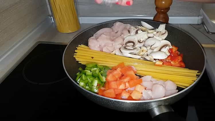 Para preparar pasta, prepare los ingredientes.