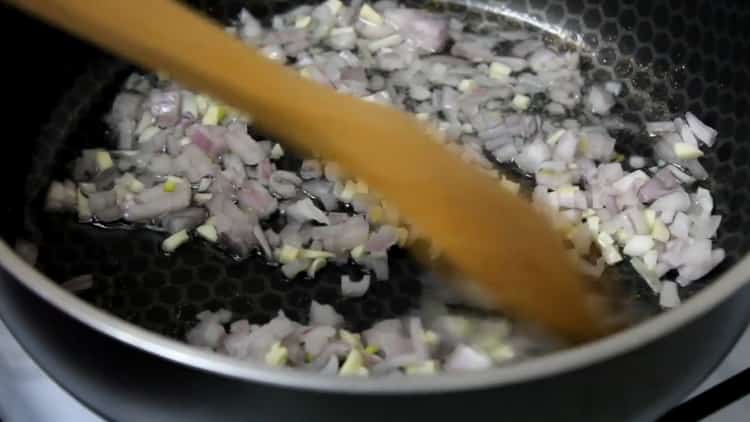 Para cocinar pasta, freír la cebolla.