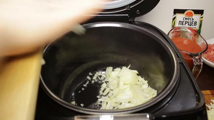 Da biste skuhali tjesteninu s mljevenim mesom, pržite luk