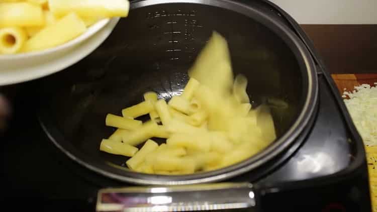 Da biste pripremili tjesteninu s mljevenim mesom, položite prvi sloj