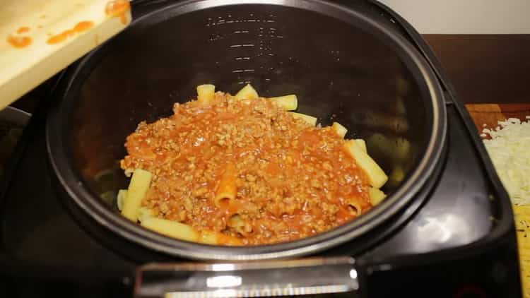 Pour préparer des pâtes avec de la viande hachée, étalez une couche de viande hachée