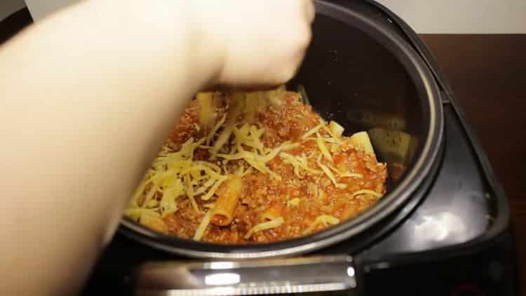 Pour faire des pâtes avec de la viande hachée, versez une couche de fromage