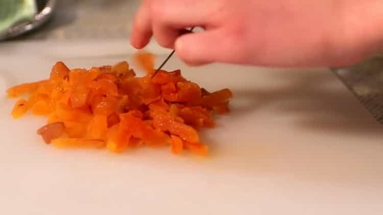 Da biste napravili slatku tjesteninu, izrežite persimmon