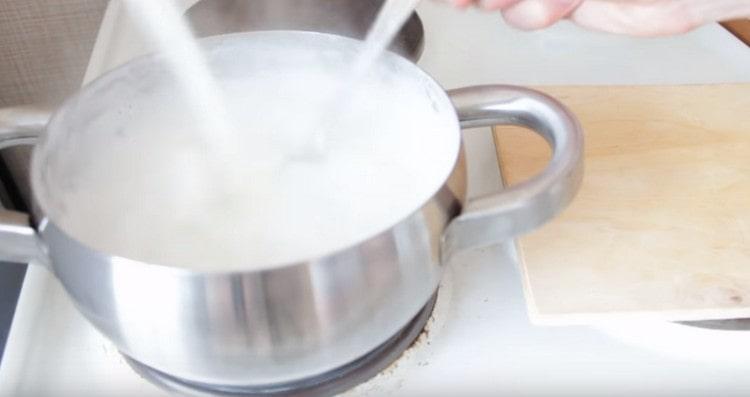 Lleve la leche a ebullición y vierta una fina corriente de sémola, revolviendo constantemente.