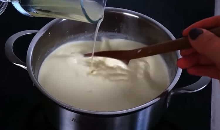 Combina los ingredientes para hacer mascarpone.