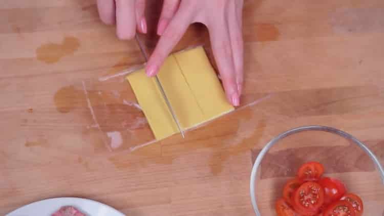 Pour faire des hamburgers, hachez le fromage