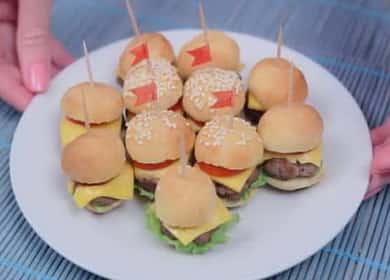 Les mini-burgers sont un casse-croûte, une restauration rapide et des canapés incroyablement mignons.