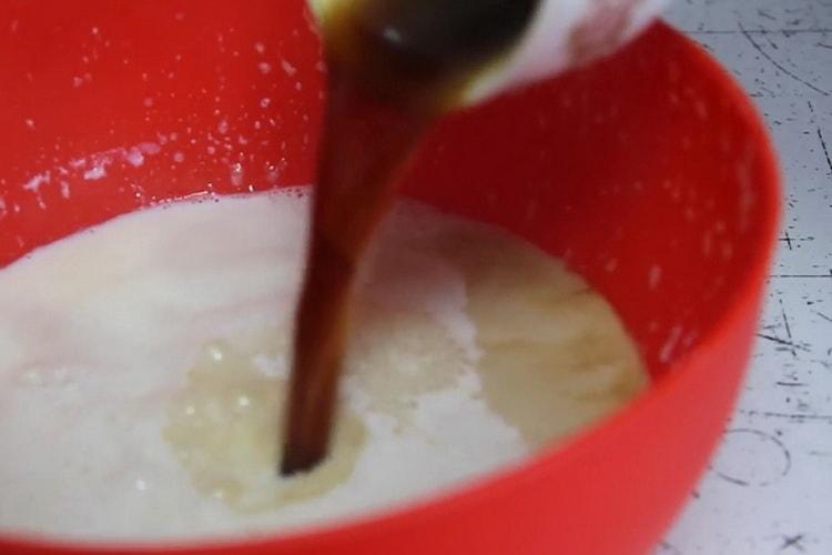 Para preparar gelatina de leche con gelatina, agregue café a la mezcla