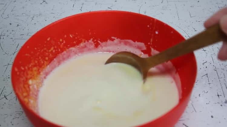 Para preparar gelatina de leche con gelatina, combine la leche y las yemas