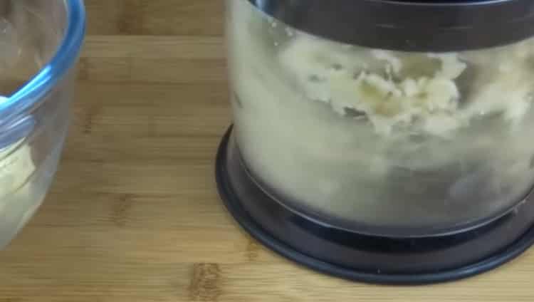Para hacer helado, tuerza una banana en una licuadora