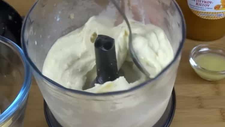 Mélanger les ingrédients pour faire de la crème glacée.