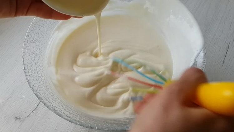 Combina los ingredientes para hacer el mousse de pastel