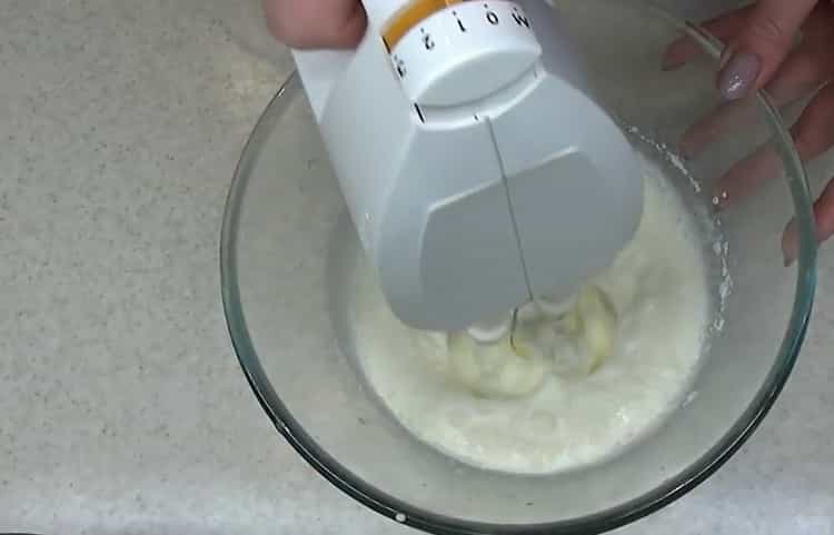 Battre les blancs pour faire un gâteau.