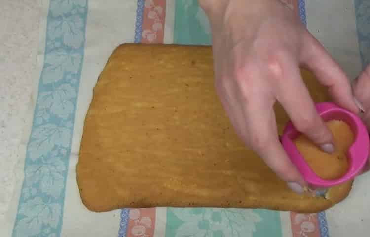 Découper des coeurs pour faire un gâteau