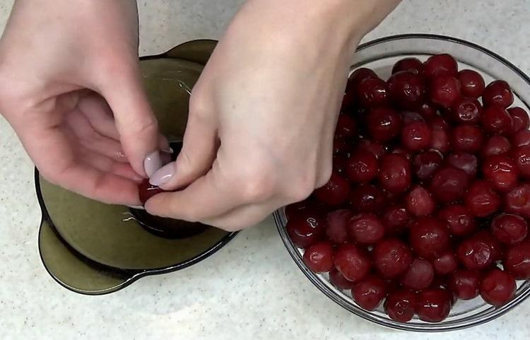 Pon cerezas para hacer un pastel