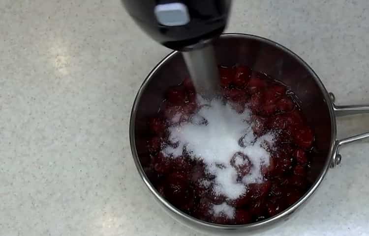 Broyer les cerises pour faire un gâteau