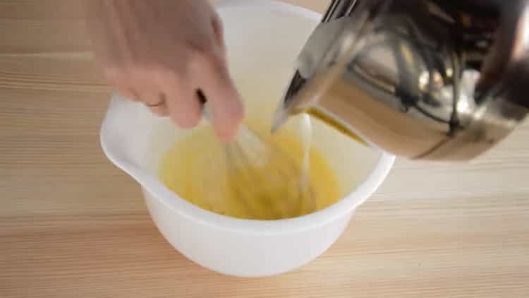 Pomiješajte sastojke da napravite tortu.