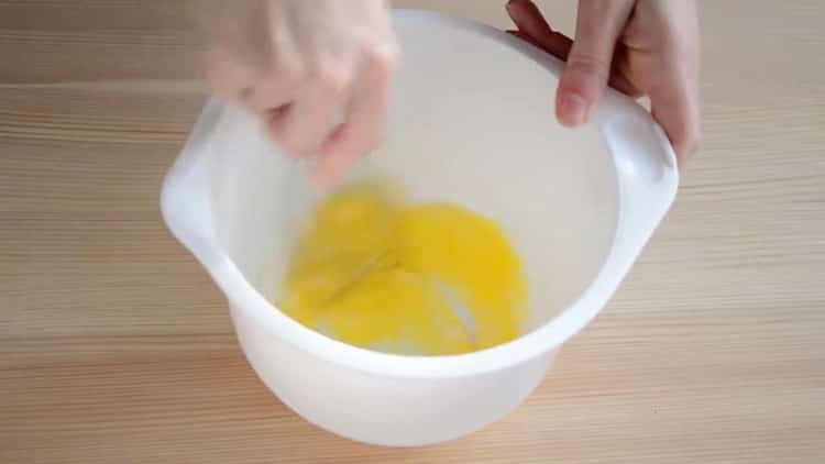 Battez les œufs pour faire un gâteau.