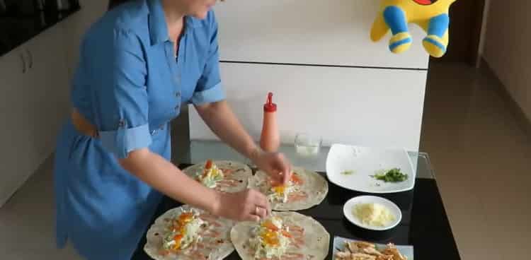 Para preparar el relleno, ponga el queso en pan de pita.