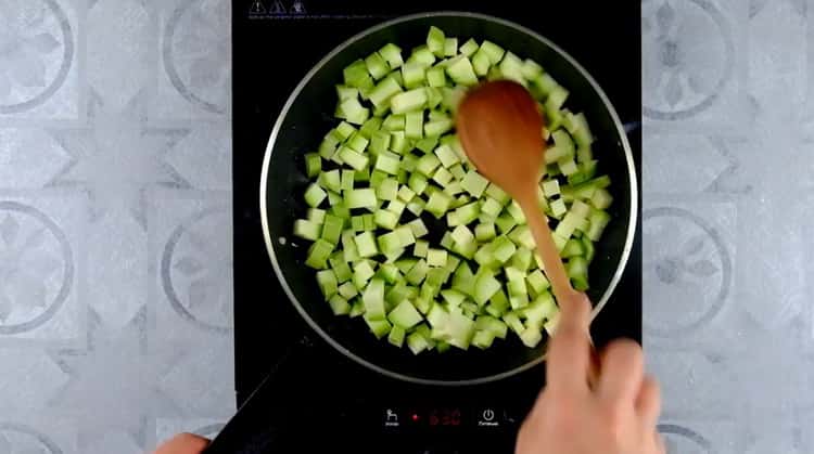 Pour faire des lasagnes aux légumes, coupez les courgettes
