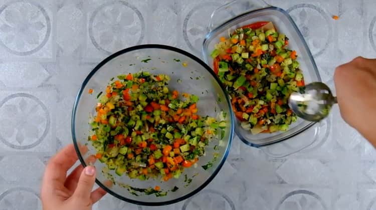 Disposez les ingrédients pour faire une lasagne aux légumes.
