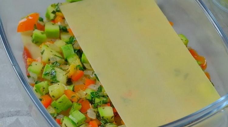 Préparer des feuilles de lasagne pour une lasagne aux légumes