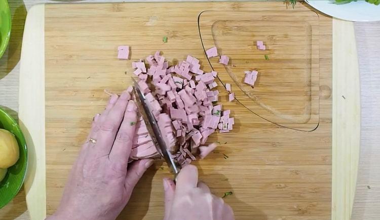 Para cocinar okroshka, corta la salchicha