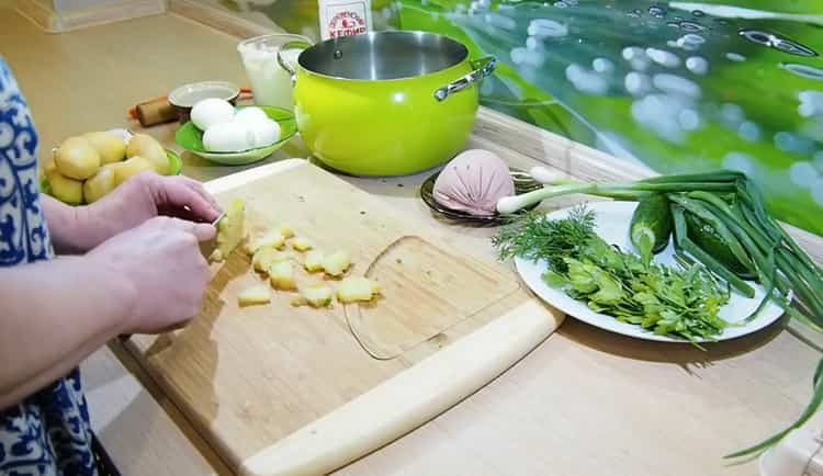 Cómo cocinar un okroshka clásico de acuerdo con una receta clásica con una foto