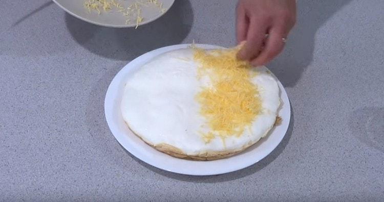stavite naribani sir na jednu polovicu omleta.