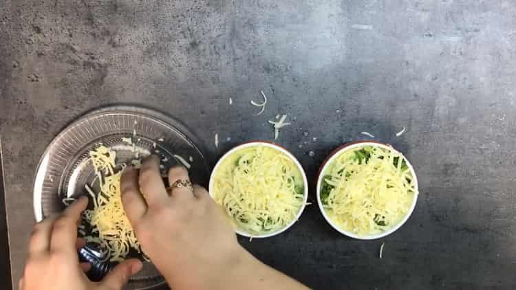 Pour préparer l'omelette, mettez les ingrédients dans un moule