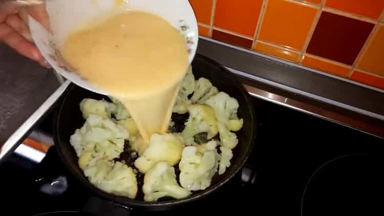 Da biste napravili omlet, kombinirajte jaja s kupusom