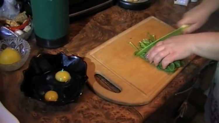 Cooking omelet with spinach