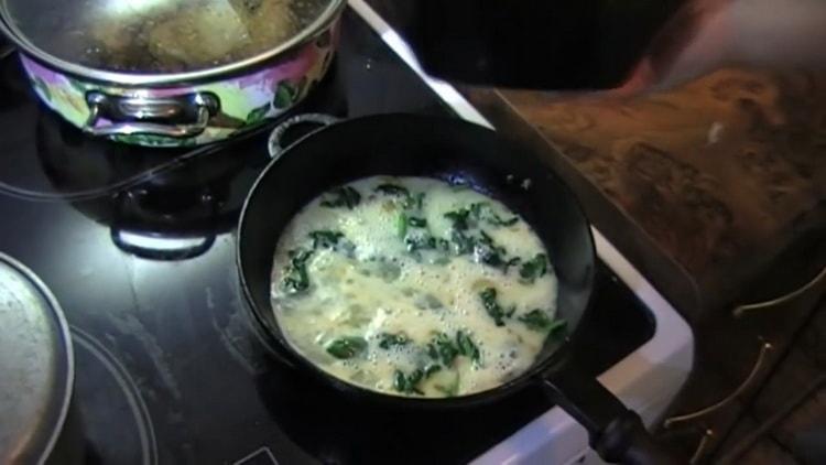 Combina los ingredientes en una sartén para hacer una tortilla