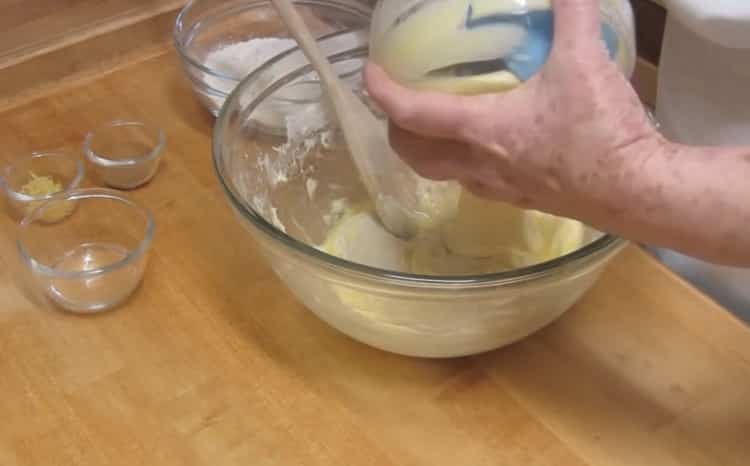 Kombinirajte sastojke da napravite tijesto.