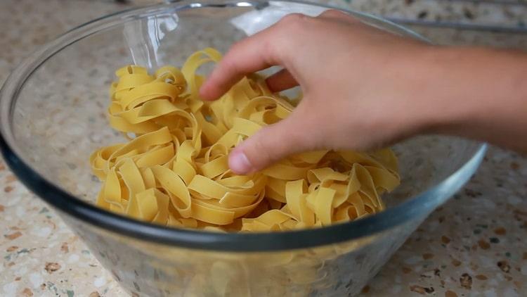 Bereid de ingrediënten voor om alfredo-pasta te maken
