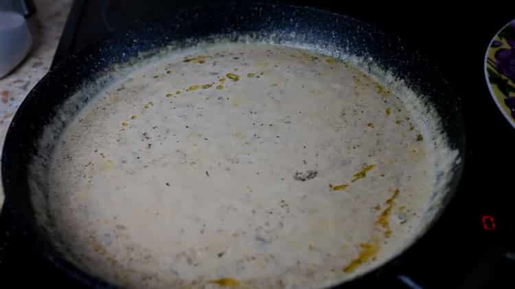 Para hacer pasta alfredo, prepara la salsa