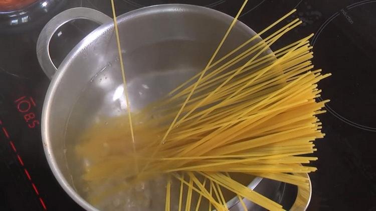 Para cocinar la pasta, hierva los espaguetis.