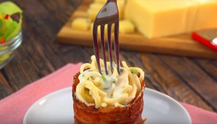 Linguine pasta served in bacon glasses will surely surprise your loved ones.