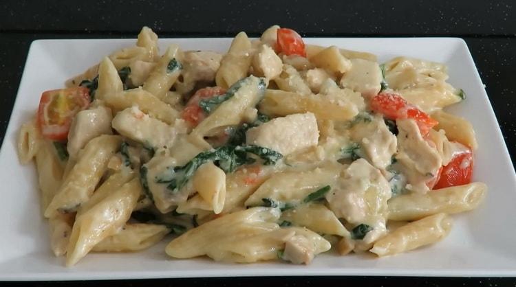 Deliciosa pasta de pollo penne en salsa cremosa