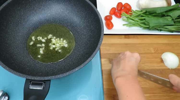 Para preparar la pasta, prepare el ajo.