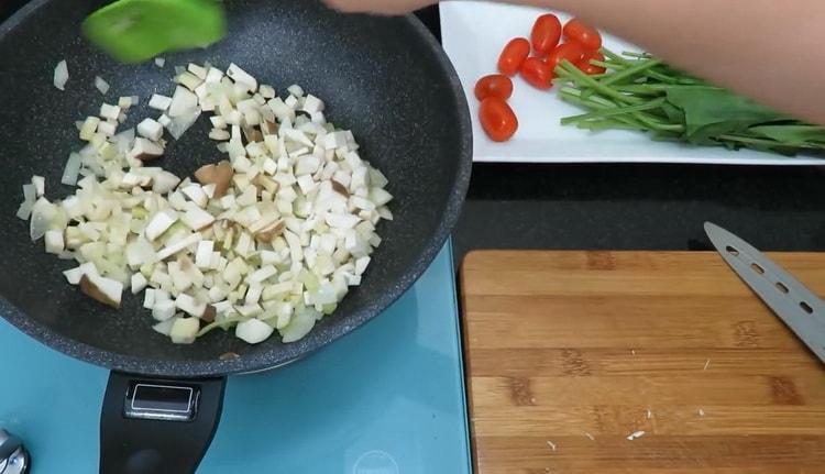 Para hacer la pasta, picar los ingredientes.