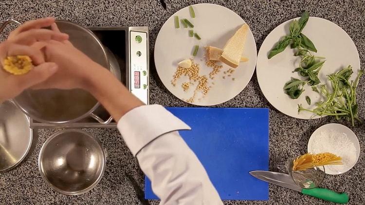 Para cocinar la pasta, hierva los espaguetis.