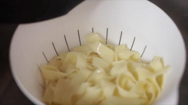 Para cocinar la pasta, hierva la pasta.
