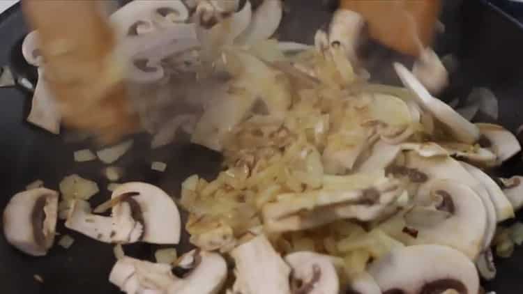 Freír los champiñones para hacer una pasta.