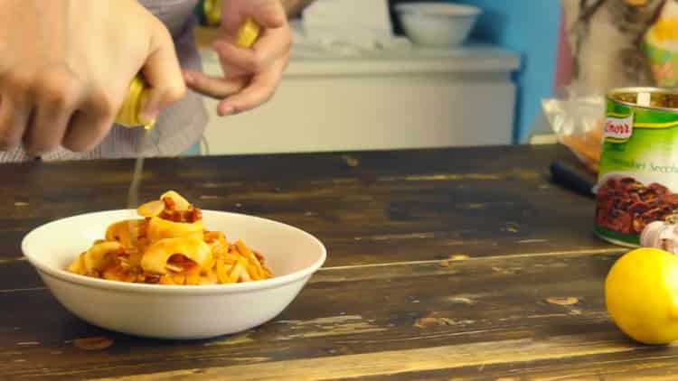 la pasta con calamares está lista