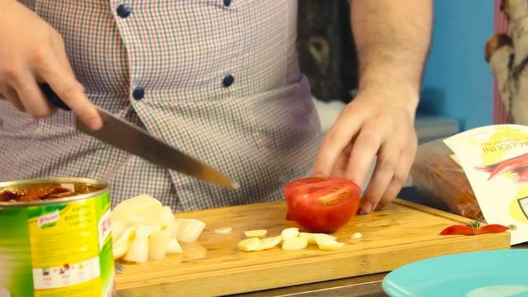 Para preparar pasta de calamar, prepare los ingredientes.