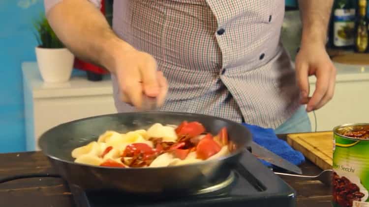 Pomiješajte sastojke za tjesteninu s lignjama