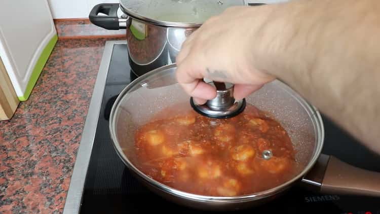 Para preparar la pasta, prepare la salsa.