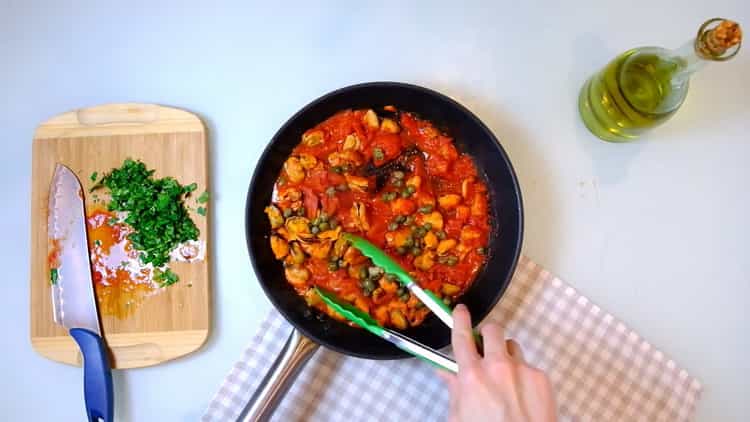 Poner alcaparras para hacer una pasta